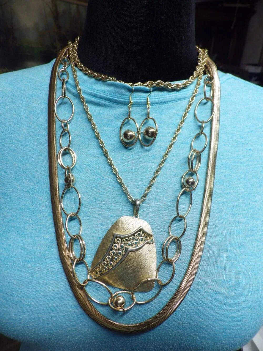 Lot of Gold Tone Chain/Necklaces 4 Necklaces & pr of earrings 720G2